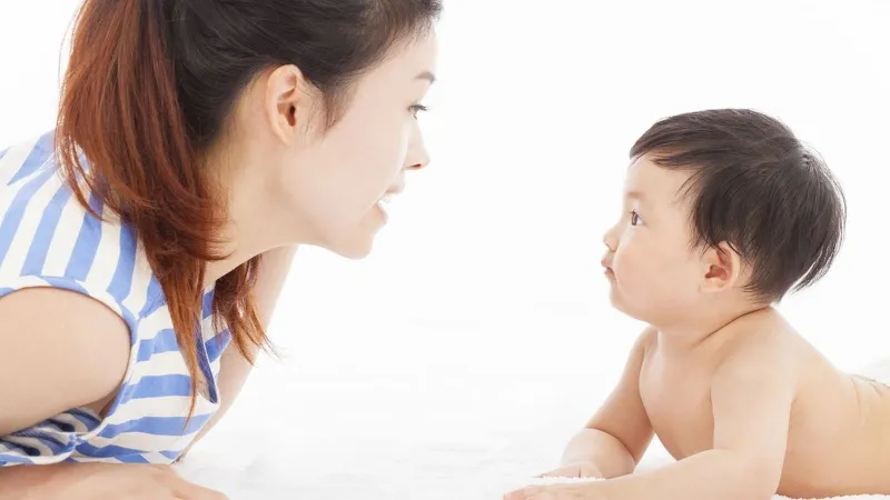 Chơi với trẻ sơ sinh: một cách tốt nhất để bố mẹ gần gũi và giúp con phát triển
