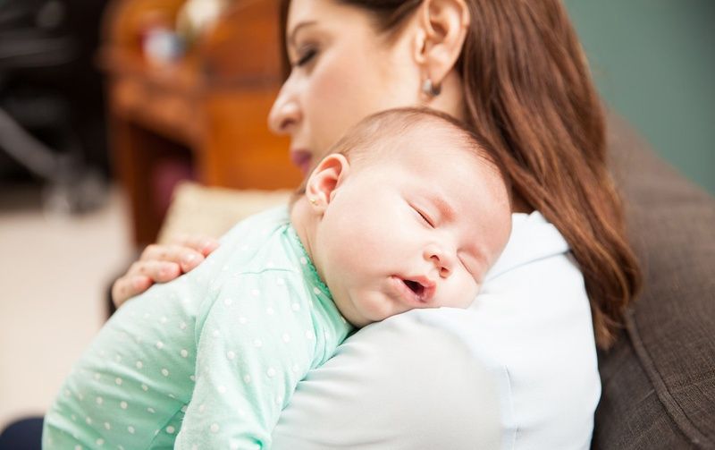 Bế trẻ sơ sinh dễ ngủ: bí quyết giúp mẹ chăm con nhàn tênh