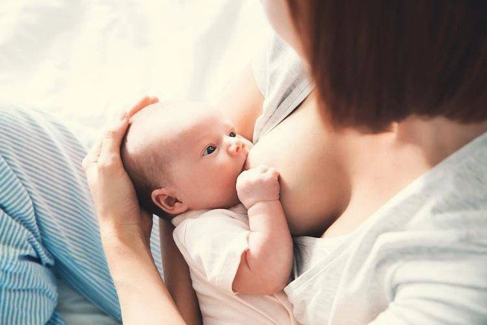 6 lưu ý quan trọng cần biết khi cho trẻ mới sinh bú sữa mẹ