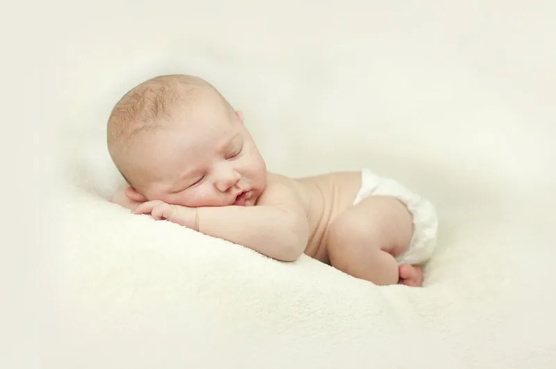 Nằm sấp giúp trẻ sơ sinh phát triển kỹ năng và hạn chế méo đầu