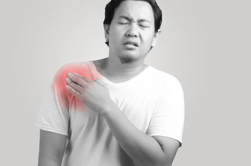 Bả vai đau nhức không giơ lên cao được: nguyên nhân và cách điều trị