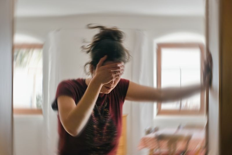 Chóng mặt dữ dội phối hợp với nhìn đôi hoặc nói khó là dấu hiệu cảnh báo đỏ của tổn thương mạch máu thân não