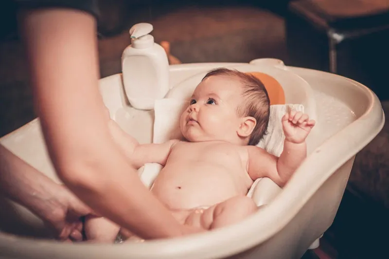 Cách tắm trẻ sơ sinh: định giờ tắm và những lưu ý cần biết