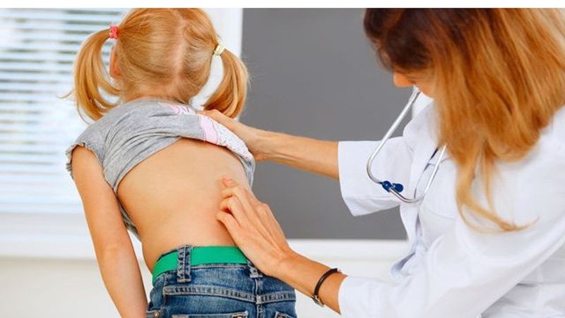 Tư thế bế trẻ sơ sinh không phù hợp tháng tuổi