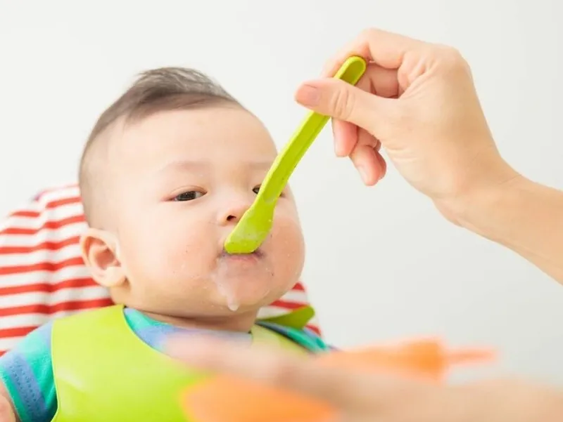 Bé 6 tháng ăn trái cây gì? chứa loại vitamin nào?