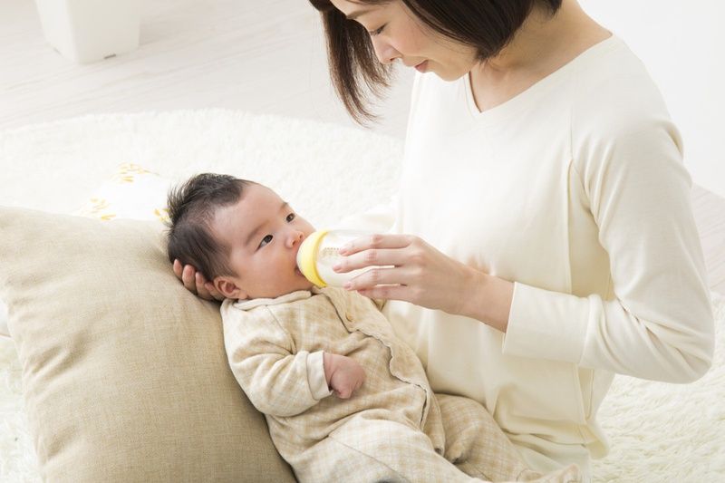 Sữa công thức cho trẻ sơ sinh: lượng cần uống hàng ngày