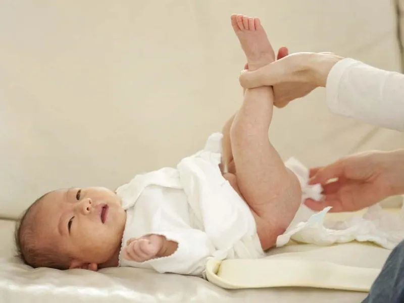 Tần suất và màu sắc phân ở trẻ sơ sinh: điều mà các mẹ cần biết