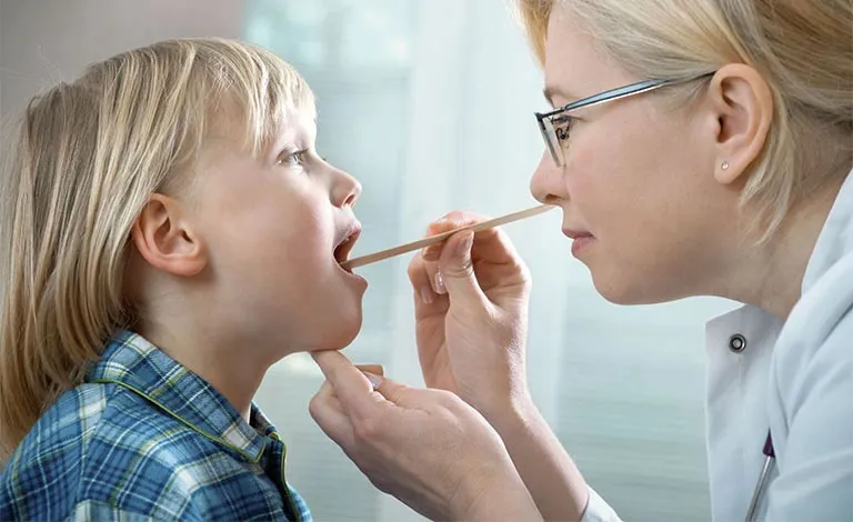 Cắt amidan: triệu chứng, chăm sóc sau phẫu thuật và thời gian để ăn cơm trở lại bình thường