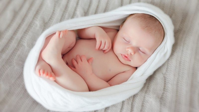 Cách vẽ lông mày cho trẻ sơ sinh bằng lá trầu: sự thực và lợi ích