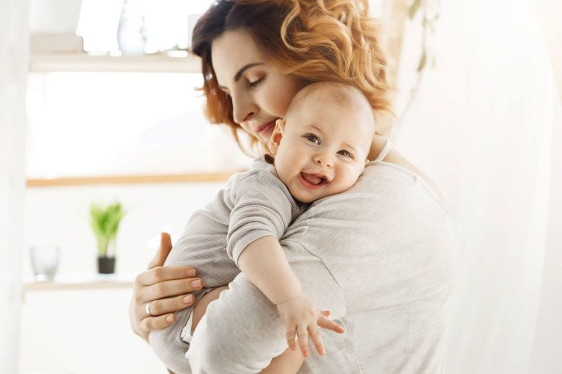 Cách vỗ hơi cho trẻ sơ sinh: hướng dẫn và lợi ích