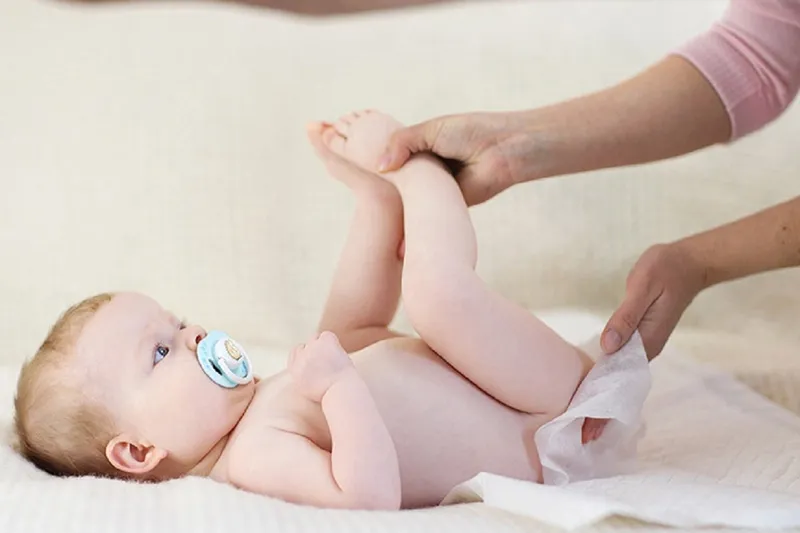 Trẻ uống sữa công thức đi ngoài màu trắng: nguy hiểm hay không?