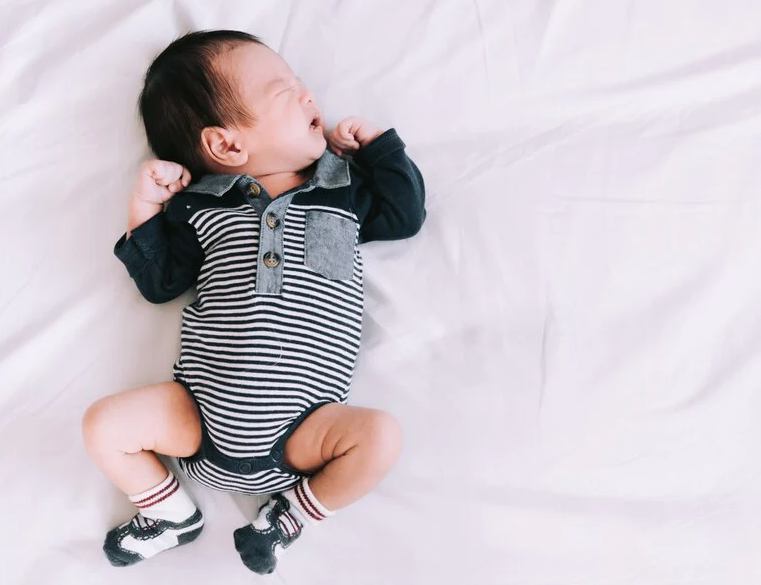 Trẻ 3 tháng tuổi ngủ hay lắc đầu: nguyên nhân và cách xử lý