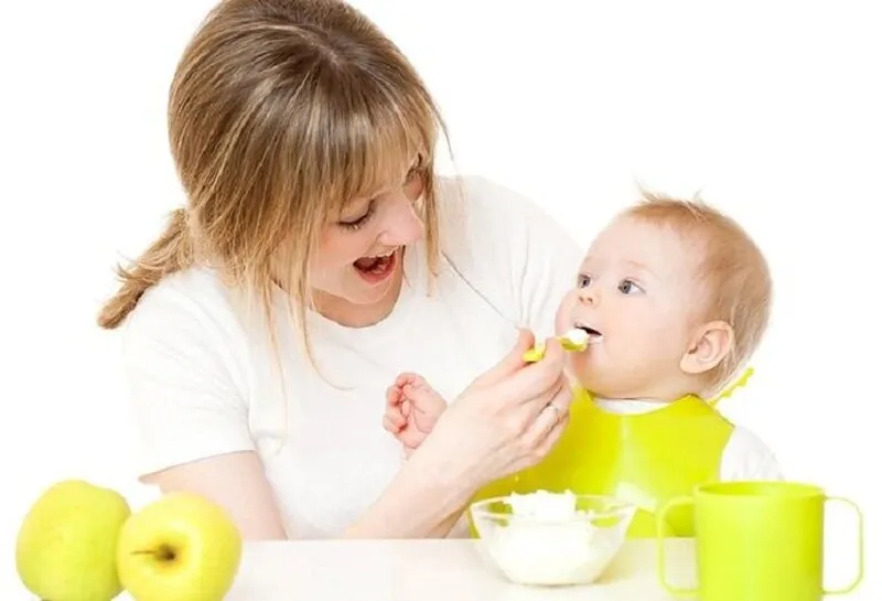 Ăn dặm: dấu hiệu và lưu ý quan trọng mà cha mẹ cần biết