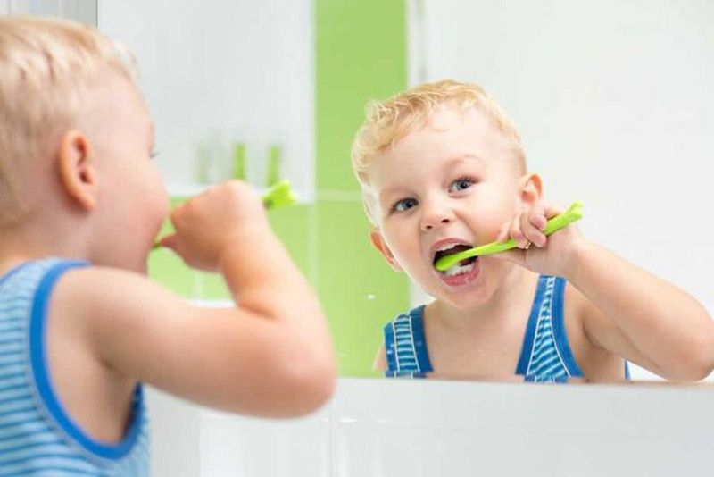 Rèn luyện cho bé thói quen tự giác đánh răng hằng ngày là điều quan trọng