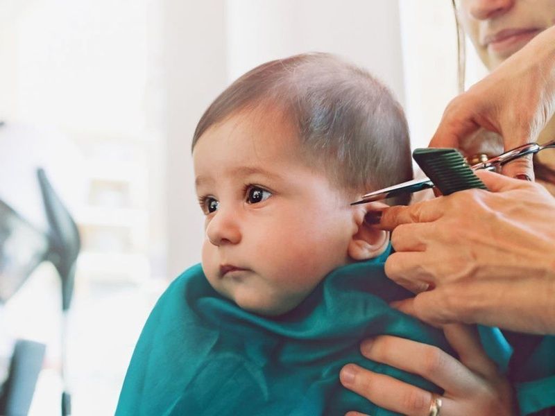 Cắt tóc máu cho trẻ sơ sinh ngày nào tốt?