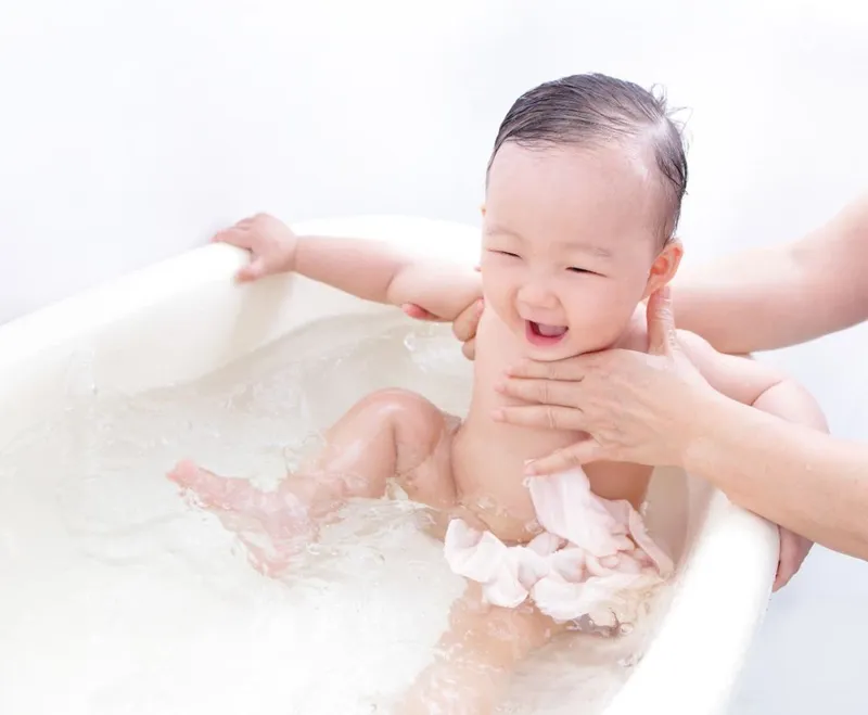 Cách tắm cho trẻ sơ sinh đã rụng rốn như thế nào? cần lưu ý điều gì khi tắm cho con?