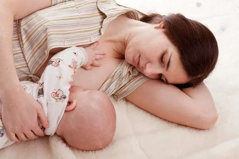 Cách chặn sữa khi cho con bú hiệu quả để tránh tình trạng sữa xuống nhiều và không đều