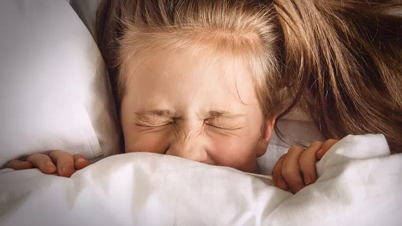 Nguyên nhân và cách xử lý khi trẻ 2 tuổi ngủ đêm hay lăn lộn