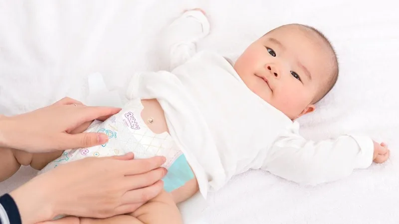 Có nên đeo băng rốn cho trẻ sơ sinh không?