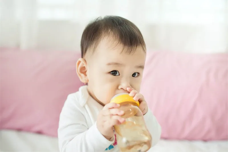 Trẻ sơ sinh đi ngoài có bọt và nhầy: nguyên nhân và cách khắc phục