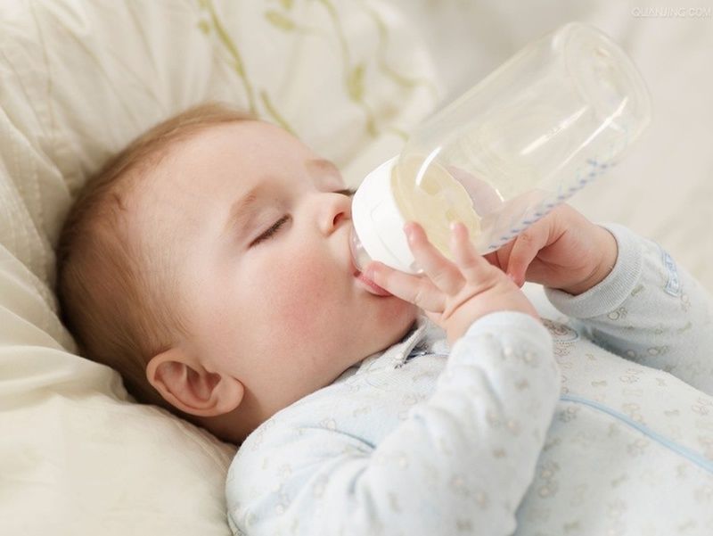 Cách tập cho con bú bình một cách hiệu quả và nhanh chóng
