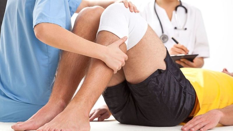 Tập phục hồi chức năng khớp gối sau mổ: lợi ích và quy trình