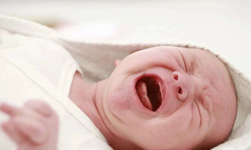 Trẻ sơ sinh vặn mình gầm gừ: bình thường hay dấu hiệu bệnh lý?