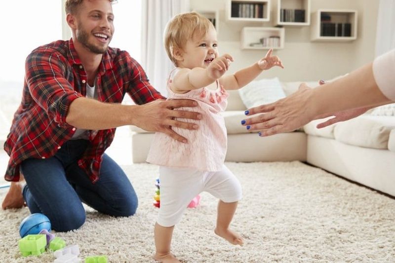 Dấu hiệu trẻ sắp biết đi là gì? ba mẹ cần làm gì để trẻ biết đi nhanh hơn?
