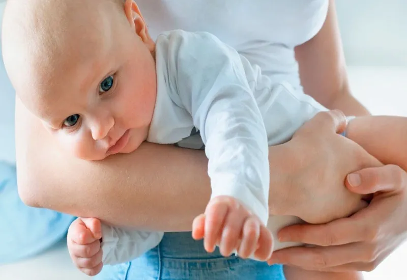 Làm thế nào để nhận biết trẻ sơ sinh đã ợ hơi?