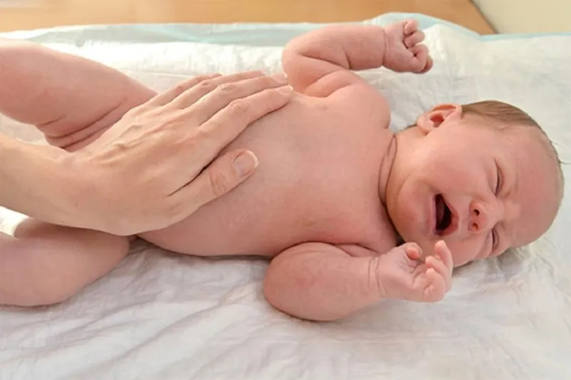 Chữa chướng bụng đầy hơi ở trẻ sơ sinh: cách hiệu quả để giảm triệu chứng