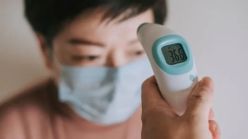 Hình minh họa kiểm tra thân nhiệt trẻ nhỏ