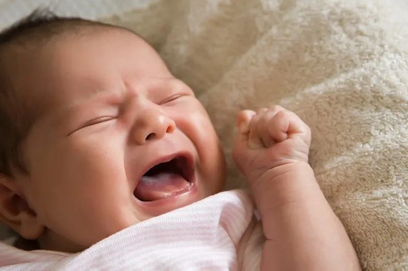 Trẻ sơ sinh hay bị nhợn: nguyên nhân và cách xử lý