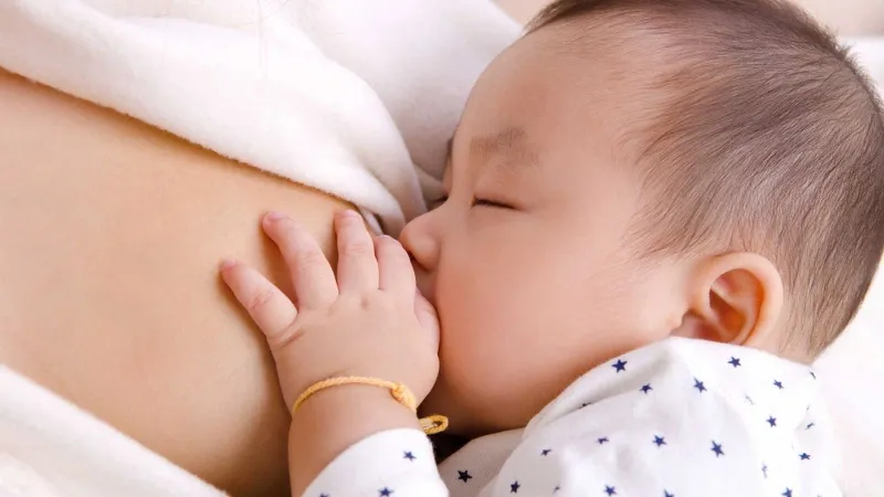 Cho trẻ sơ sinh uống nước: kiến thức cần biết