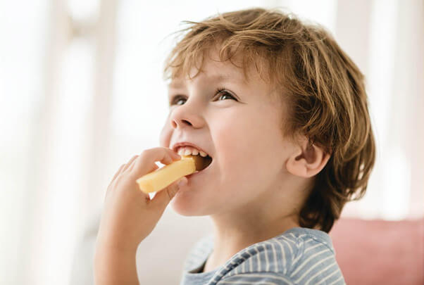 Bé mấy tháng ăn được phô mai tách muối? Mẹ lưu ý 4 điều sau - Dinh Dưỡng  Cho Con