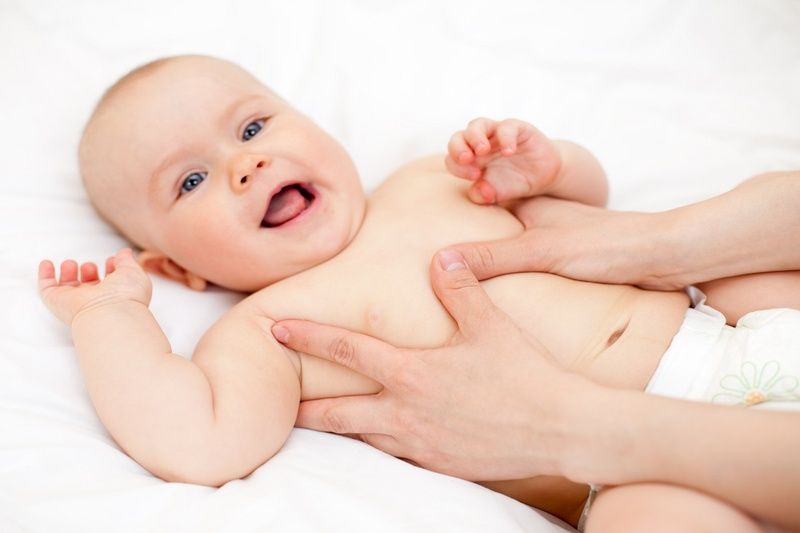 Trẻ uống sữa công thức đi ngoài màu trắng: nguy hiểm hay không?