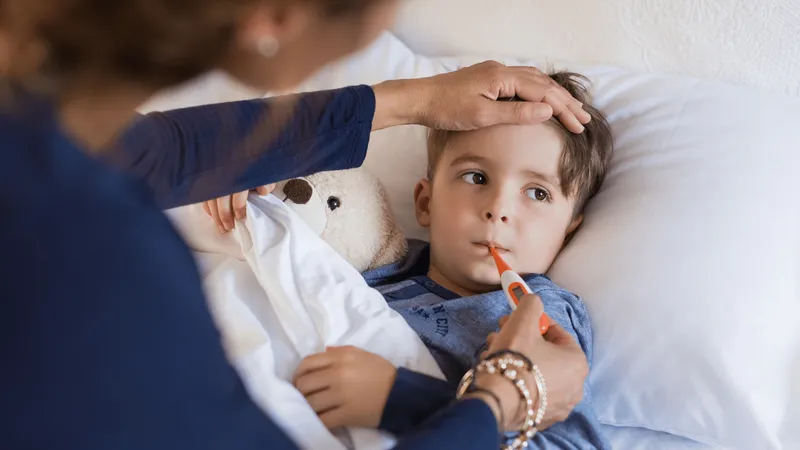 Sốt ở trẻ em: truyền nước có phải là cách hạ sốt hiệu quả không?
