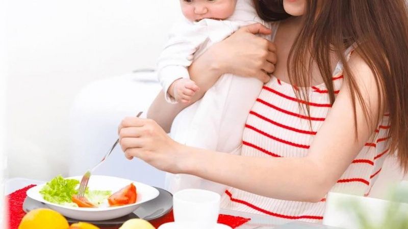 Mẹ cho con bú nên ăn gì để đảm bảo sức khỏe cho mẹ và bé?