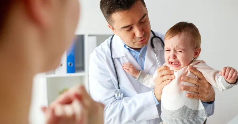 Mắt bé bị đổ ghèn: triệu chứng và cách chăm sóc hiệu quả