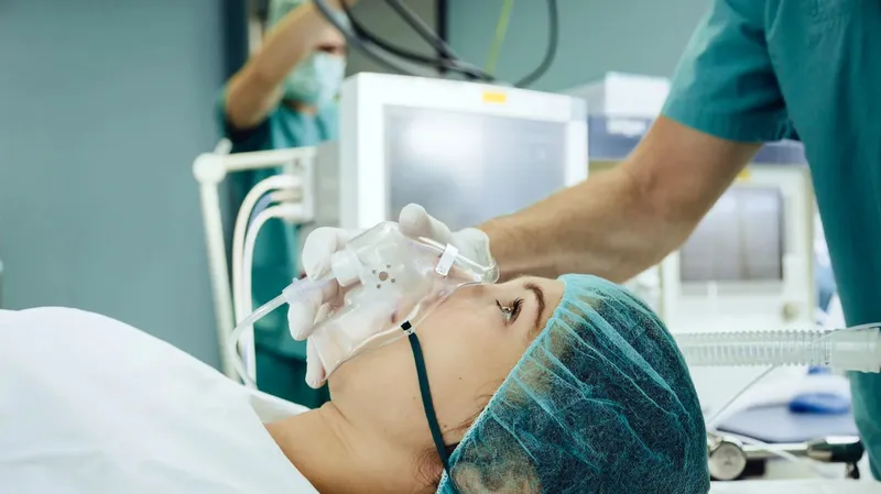 Trạng thái lơ mơ và kích thích nhẹ là phản ứng sinh lý thường gặp khi vỏ não bắt đầu phục hồi chức năng sau mê 