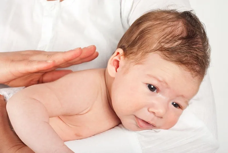 Trẻ sơ sinh hay bị nhợn: nguyên nhân và cách xử lý