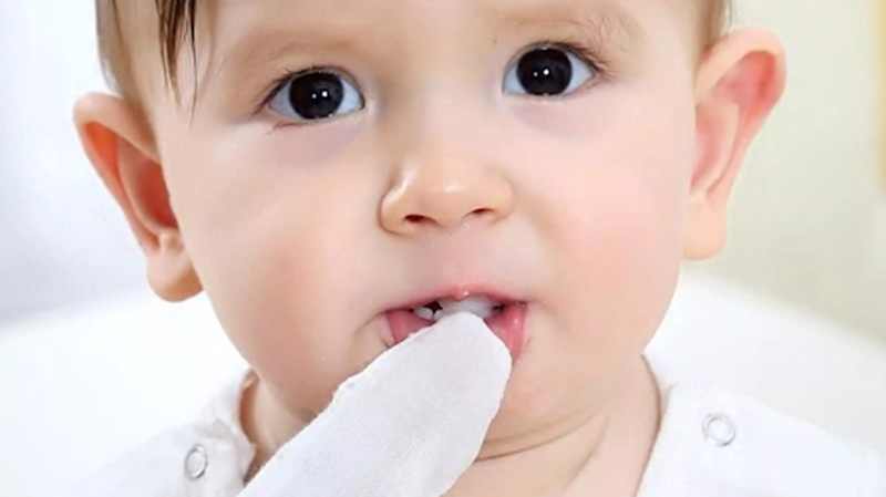 Vệ sinh răng miệng cho bé 1 tuổi: phương pháp đúng chuẩn và tác dụng của việc vệ sinh