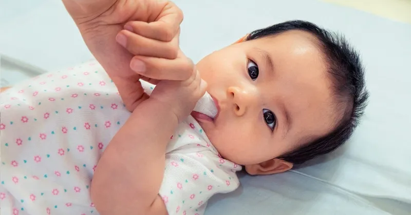 Rơ lưỡi cho trẻ sơ sinh: cách làm sạch và an toàn