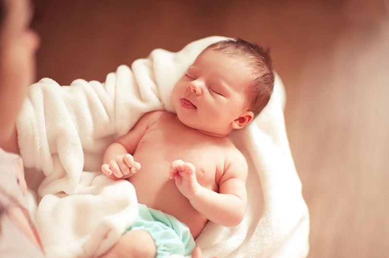 Cách vẽ lông mày cho trẻ sơ sinh bằng lá trầu: sự thực và lợi ích