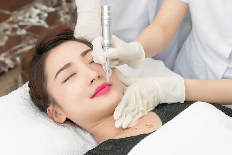 Phun môi ở giai đoạn cho con bú: lựa chọn an toàn hay không?