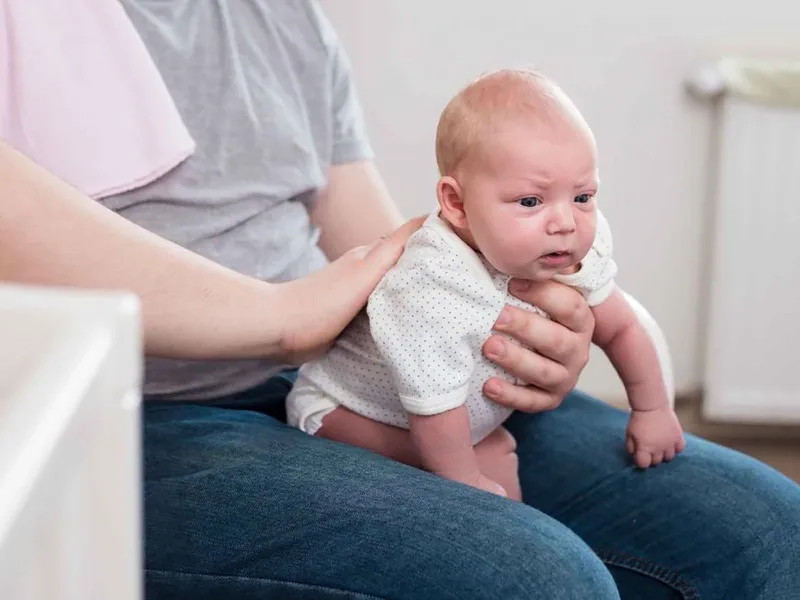 Những hiện tượng thường gặp ở trẻ sơ sinh và cách giúp bé thoát khỏi cảm giác khó chịu