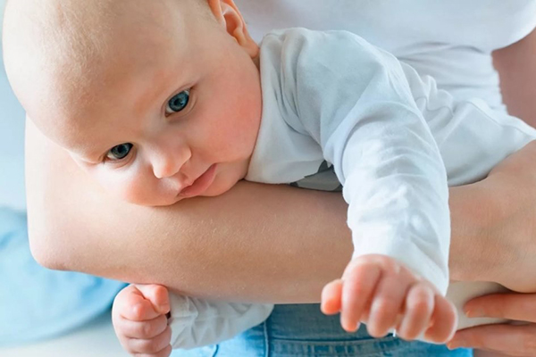 BÉ NẰM SẤP VÀ NHỮNG LỢI ÍCH TUYỆT VỜI BA MẸ CHƯA BIẾT - BB Wellness