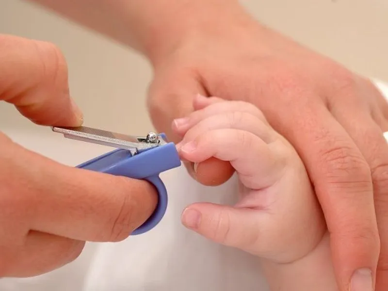 Cách cắt móng tay cho trẻ sơ sinh đúng cách và an toàn