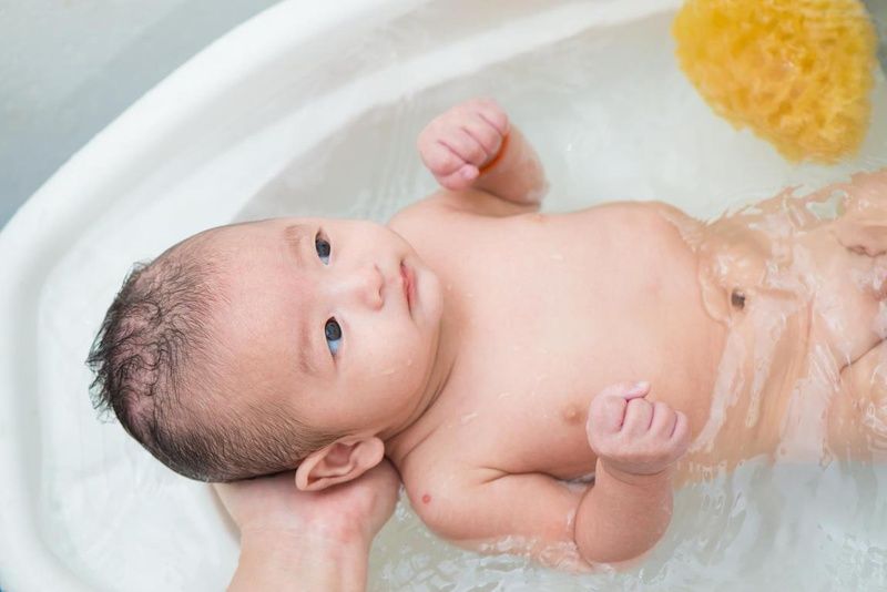 Vào mùa hè, tắm cho trẻ sơ sinh như thế nào?
