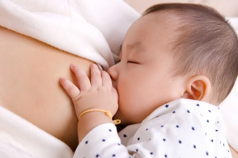 Nguyên nhân sữa mẹ bị hôi là gì?