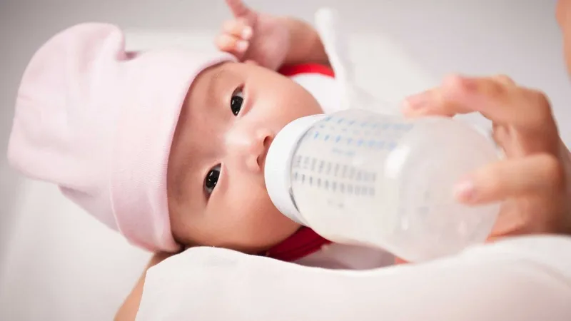 So sánh bình sữa thủy tinh và nhựa: đâu là lựa chọn an toàn cho bé?